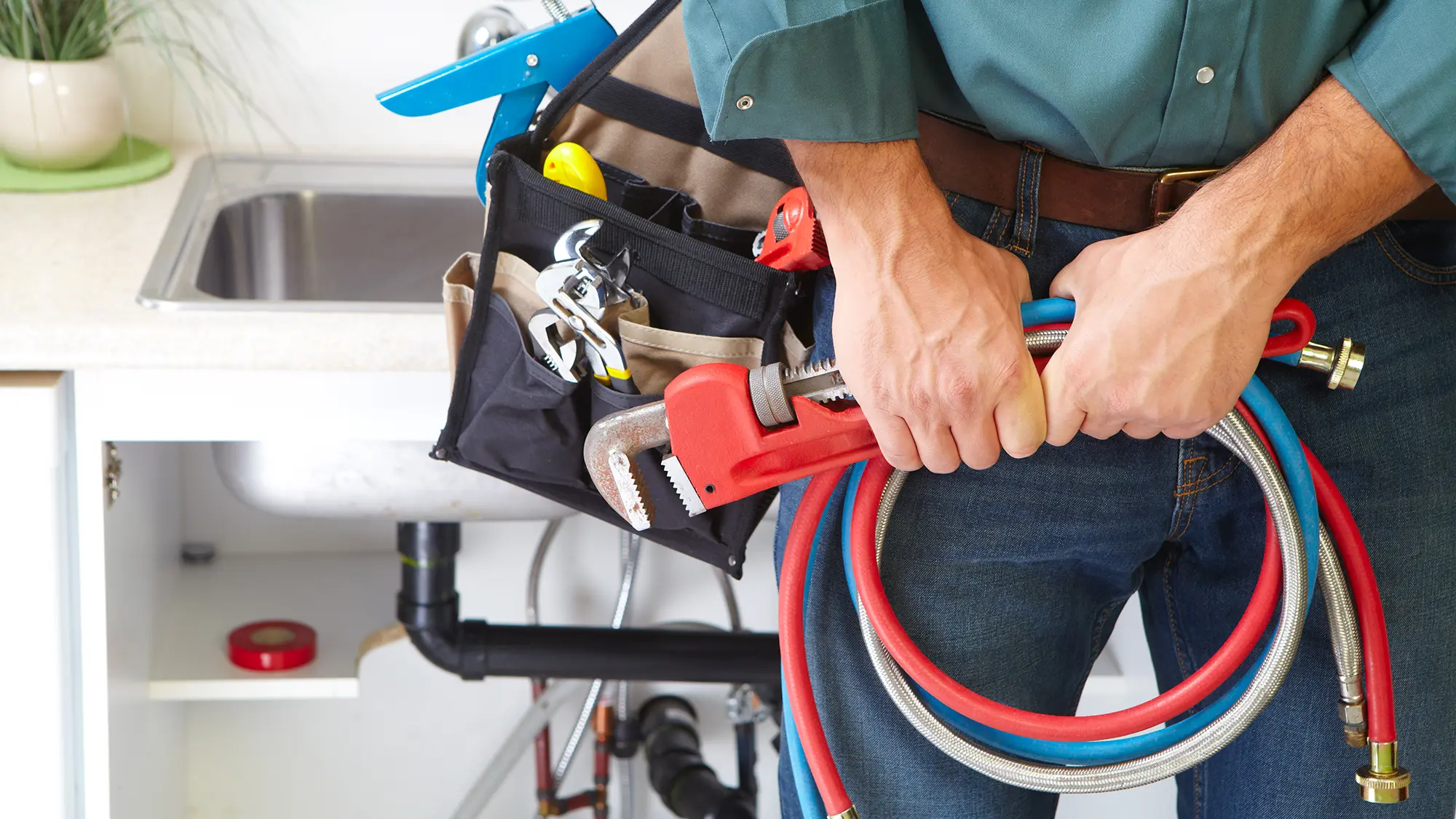 Installateur mit Werkzeuggürtel und Installationsmaterial